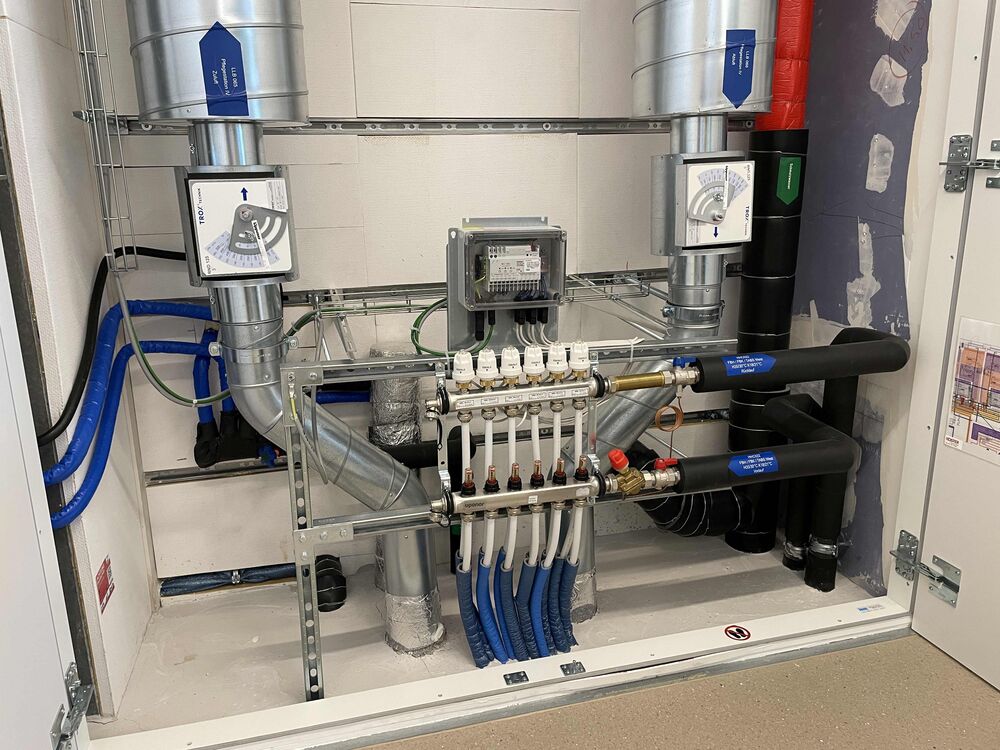 Technik-Schrank auf Etage: Lüftung Zu- und Abluft, Schmutzwasser, Bodenheizung. (Foto: Peter Warthmann)